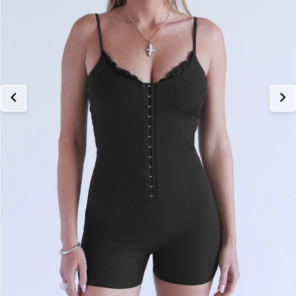 NWOT Frankie’sBikinisxSydneySweeney LaceTrim Romper Lounge Bodysuit Corset Black - Picture 6 of 6